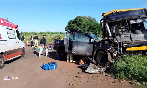 Acidente grave na BR-272 entre ônibus e caminhonete deixa seis feridos