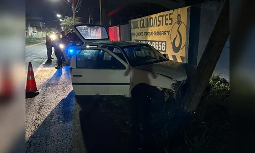 Carro bate contra poste na BR-369 em Arapongas