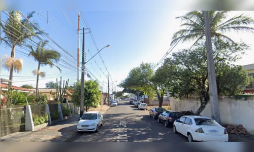 Mulher cai de altura de cinco metros após ser empurrada por pedreiro durante discussão