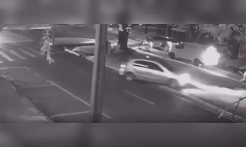 Câmera flagra momento em que motorista perde o controle e bate em árvore no PR