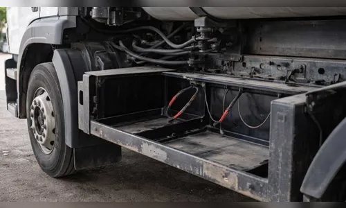 Caminhão tem baterias furtadas em pátio de posto em Lidianópolis