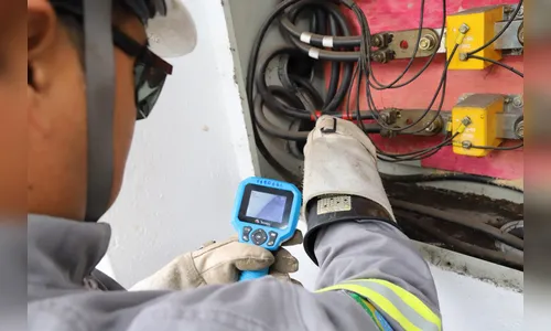 Homem pula muro e foge após ser flagrado furtando energia elétrica