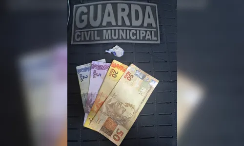 Mulher é presa com crack após tentar esconder droga na grama em Apucarana