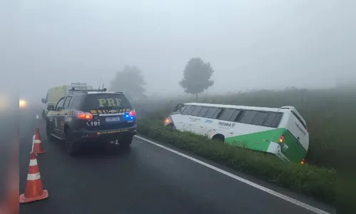 Ônibus da saúde com 20 pacientes a bordo tomba e deixa feridos no PR