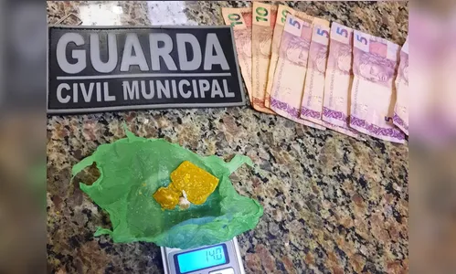 Dupla é presa pela GCM ao ser pega com crack no Jardim Ponta Grossa em Apucarana