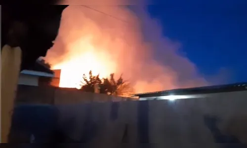 Incêndio ambiental ameaça indústrias e assusta moradores em Apucarana; vídeo