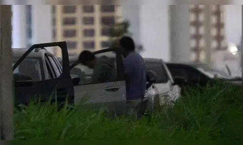 Virou rotina: rua escura forma fila de pessoas que fazem sexo ao ar livre