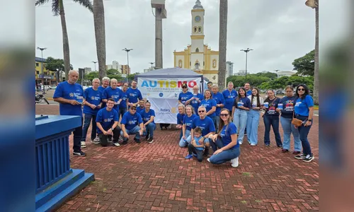 Rotary de Apucarana realiza blitz sobre autismo na Praça Rui Barbosa
