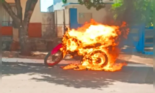 Motocicleta pega fogo e fica totalmente destruída em cidade da região