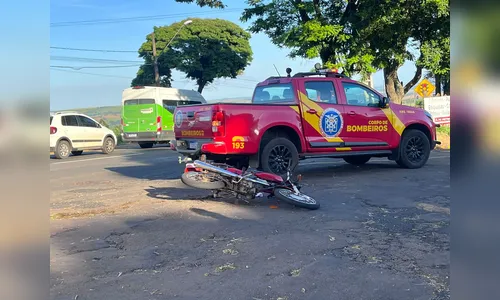 Motociclista fica ferido após colisão com viatura dos Bombeiros