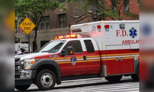 Bebê morre após ser trancado em carro enquanto mãe fazia preenchimento labial