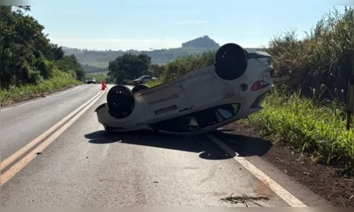 Colisão frontal é registrada em Jandaia; carro ficou com as rodas para cima