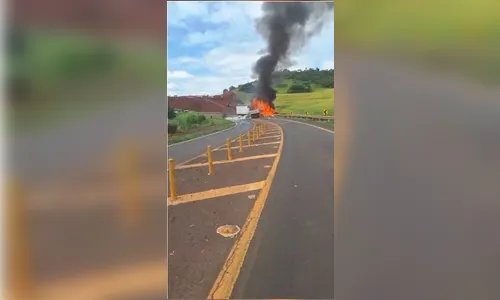 Batida entre caminhões provoca incêndio e interdição total da PR-445 entre Tamarana e Londrina