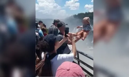 Bebê que foi levantado nas Cataratas do Iguaçu correu risco de queda de 80 metros