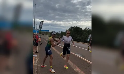 Triatleta para na linha de chegada e cede vitória a rival que errou caminho no Paraná
