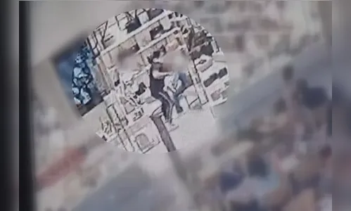 Vídeo mostra momento em que homem agride muçulmanas em shopping no PR; veja