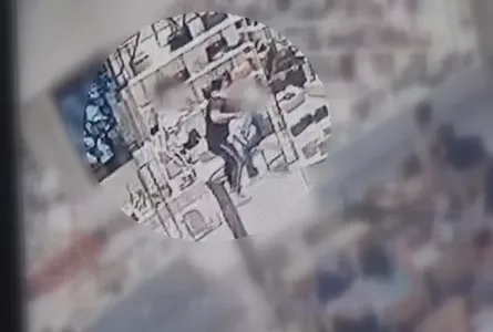 O homem foi contido por seguranças e testemunhas