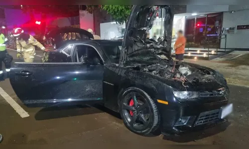 Camaro pega fogo no centro de Cascavel após pane elétrica
