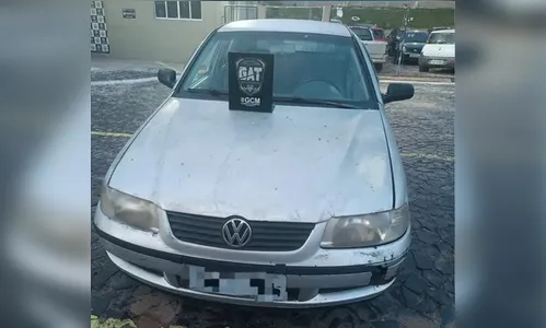 Motorista compra placa aleatória em ferro-velho, é flagrado por 