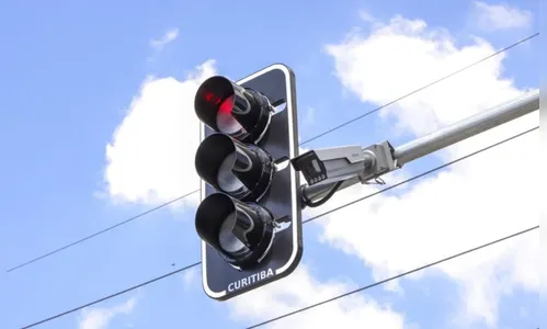 Capital do PR instala semáforos com IA em cruzamento crítico; saiba como funcionam