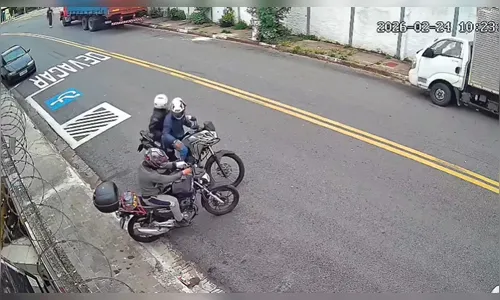 Assaltante lambe e chupa dedo da vítima durante roubo; veja vídeo