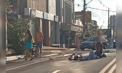 Quatro pessoas ficam feridas em colisão entre motos no centro de Apucarana