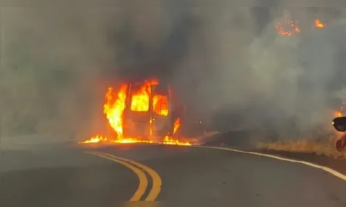 Incêndio destrói van na PR-082 na região de São João do Ivaí