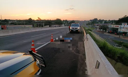 Pedestre morre atropelado no acostamento da BR-376; condutor fugiu