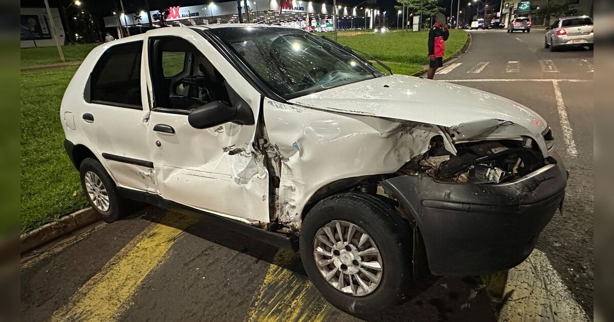 Motorista fica ferida após colisão com trem em Arapongas