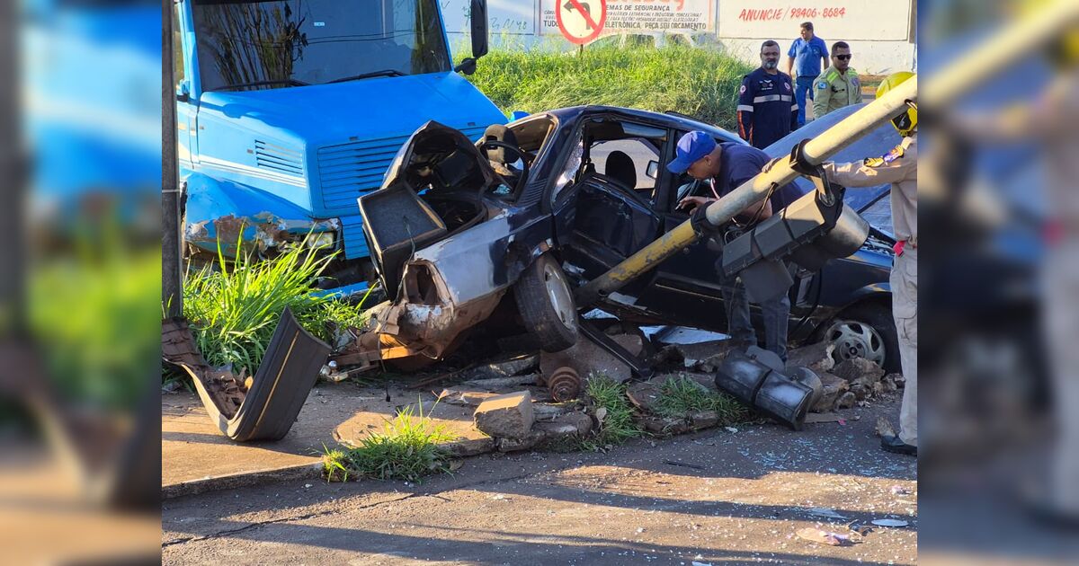 Caminhão destrói carro, derruba semáforo e trava trânsito em cruzamento de Londrina