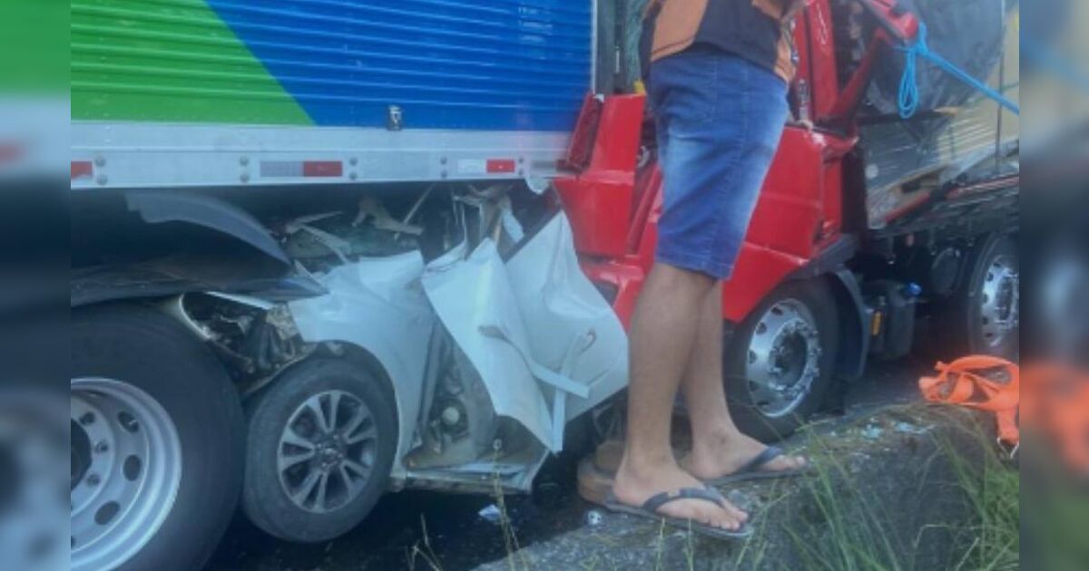 Carro é prensado entre dois caminhões na BR-116 e uma pessoa morre