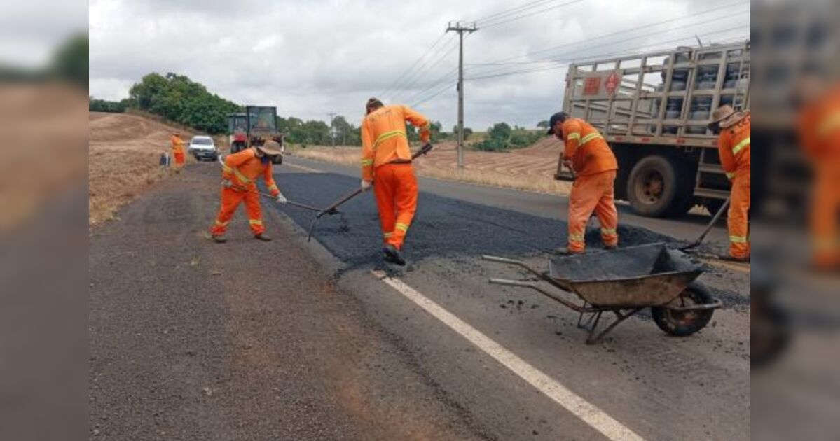 DER/PR executa serviços em rodovia de São João do Ivaí