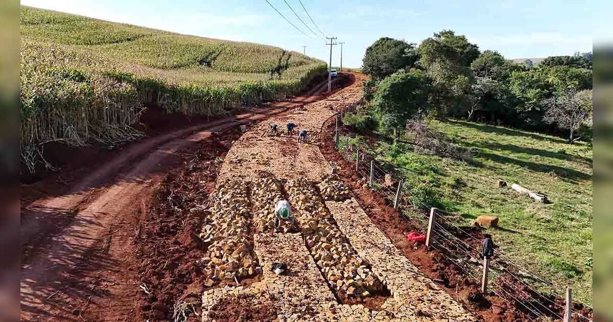 Carlos Gil confirma R$ 12,8 milhões para pavimentar estradas rurais em Ivaiporã