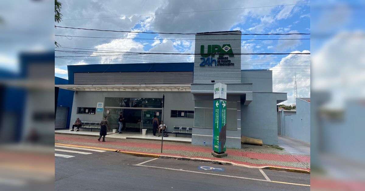 Condutor de bicicleta elétrica fica ferido após bater em carro parado