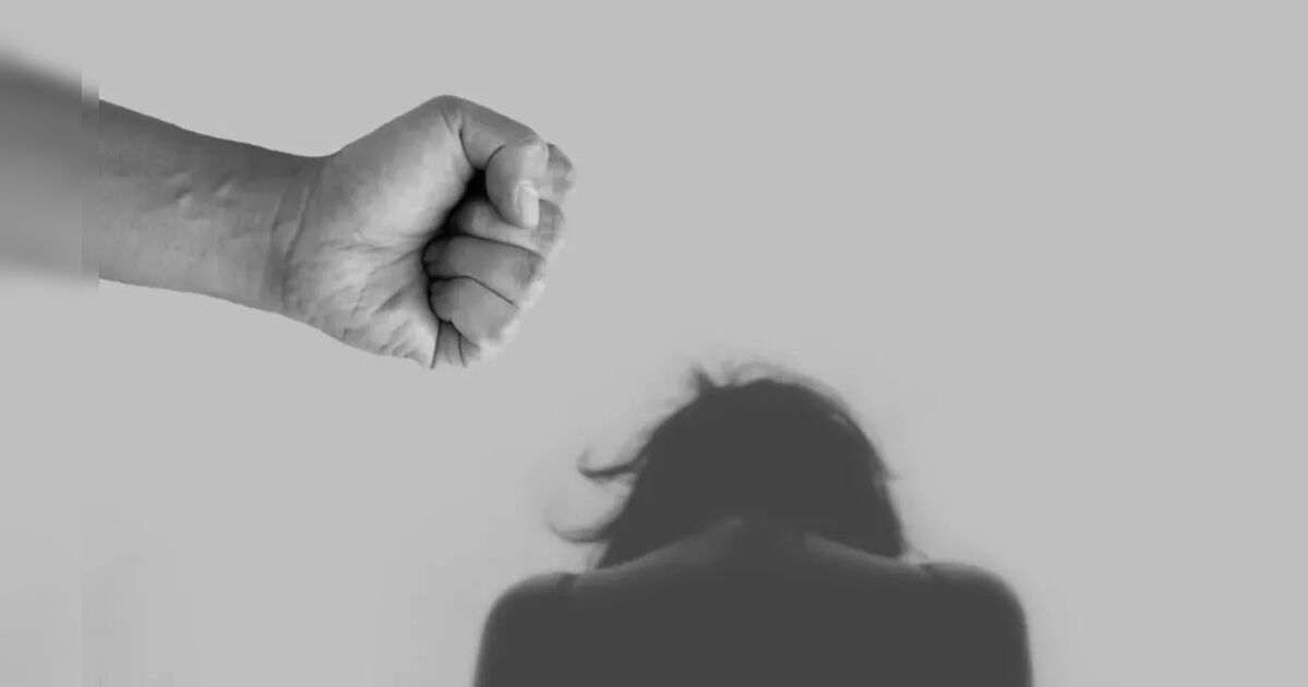 Confusão em praça termina com mulher agredida a socos em Califórnia