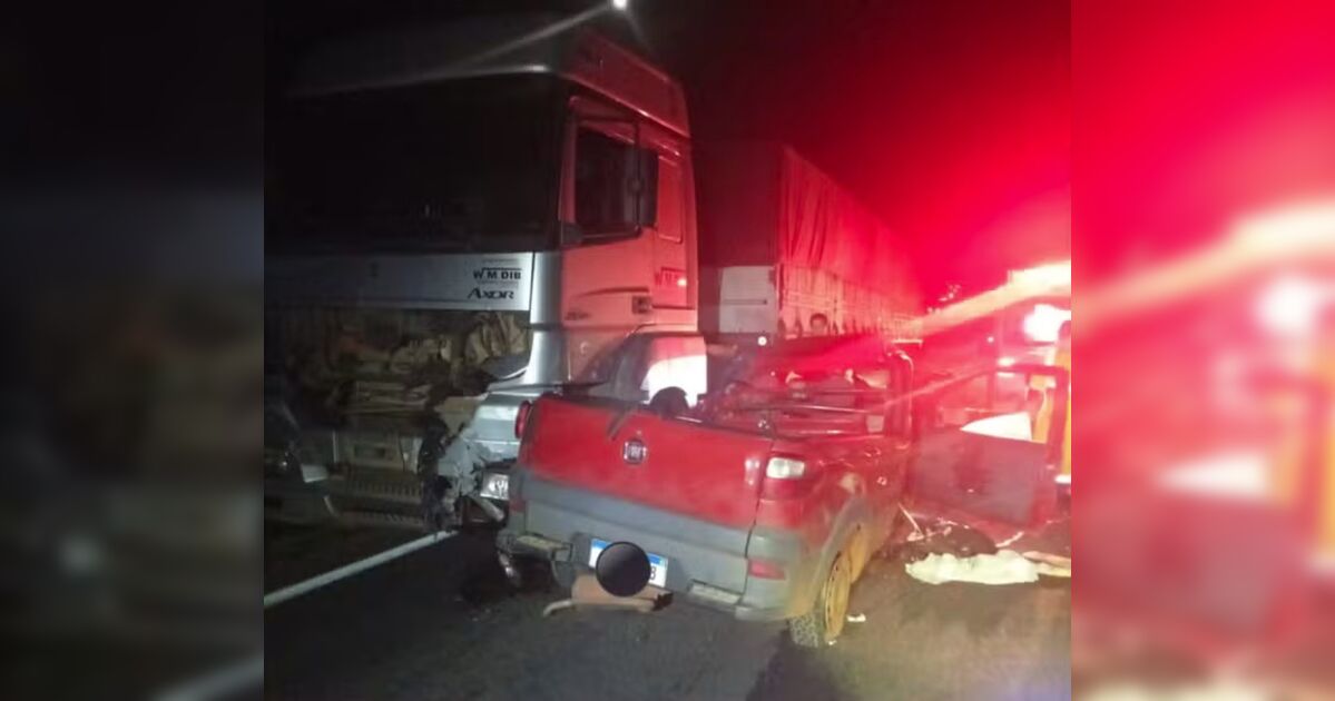 Acidente com duas picapes e carreta mata dois homens e fere bebê e criança no Paraná