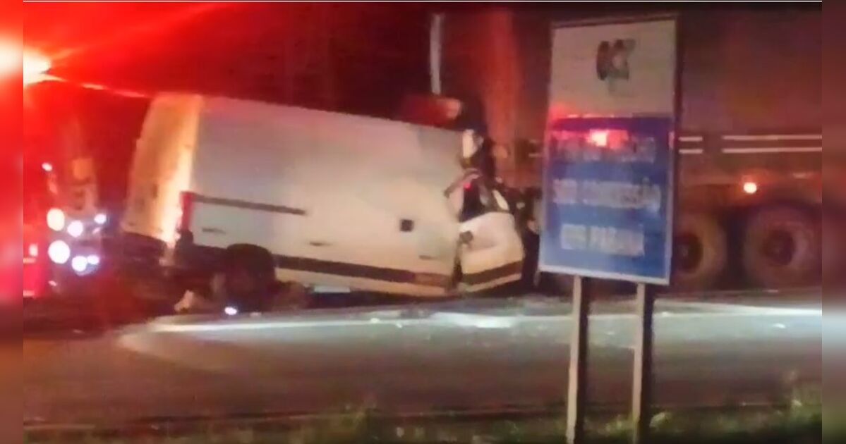 Mulher fica presa às ferragens após van bater na traseira de caminhão na BR-376