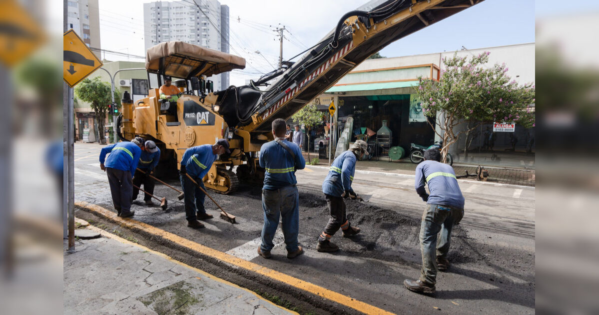 Rua Ponta Grossa recebe novo revestimento asfáltico nesta terça-feira