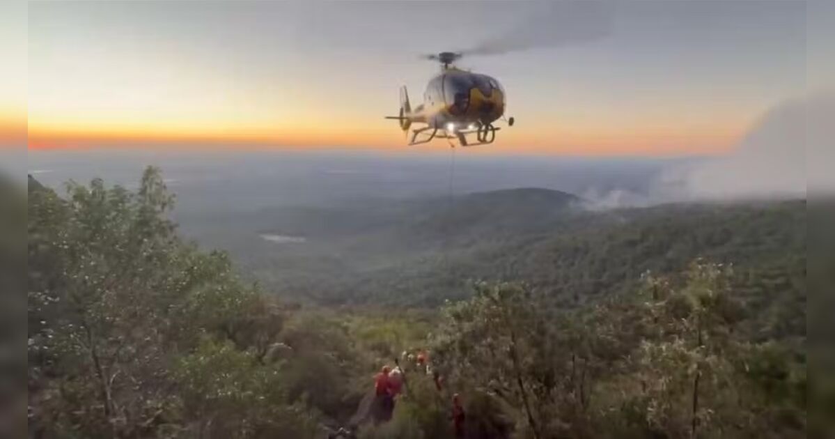 Homem é resgatado de helicóptero após cair durante escalada no Morro do Anhangava