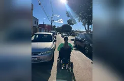 A cadeirante luta por espaço e respeito em meio ao trânsito