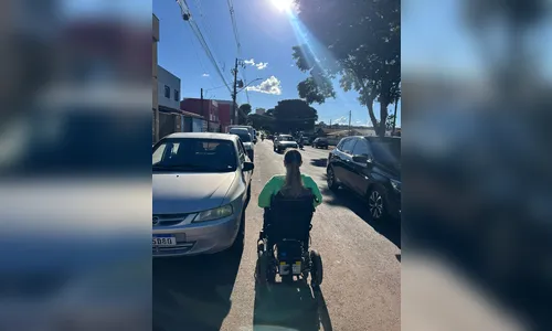 Entre buracos e vias íngremes, cadeirantes pedem empatia no trânsito de Apucarana