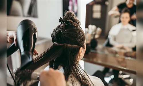 Curso gratuito em Arapongas ensina técnicas de modelagem capilar; saiba mais