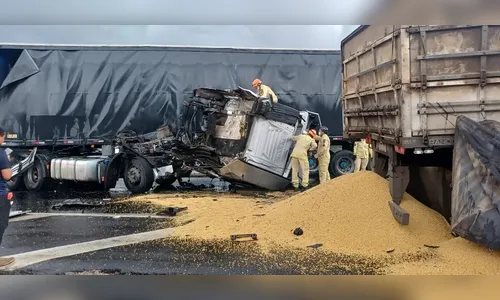 Acidente entre dois caminhões bloqueia totalmente a BR-376 em Ponta Grossa