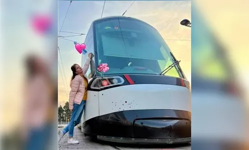 Mulher com objetofilia viraliza ao revelar casamento e relação íntima com bonde