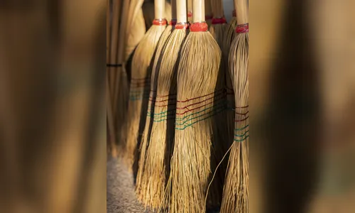 Bombeiros usam serra para remover cabo de vassoura preso em ânus de homem