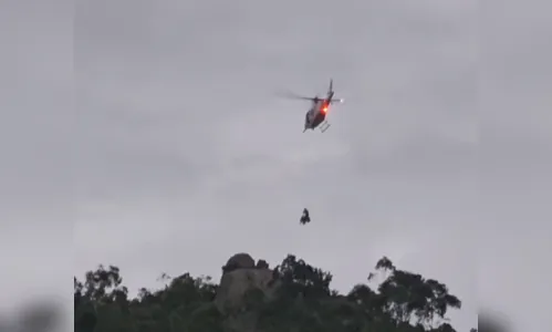 Trilheira sofre fratura exposta e é retirada de helicóptero do Morro do Macaco