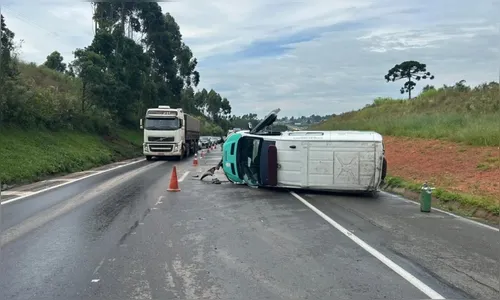 Ambulância tomba após derrapar e deixa enfermeira ferida na BR-277