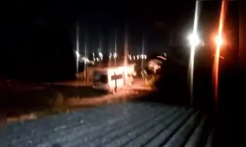 Van encalha em trilhos e é destruída por locomotiva no Paraná; veja vídeo