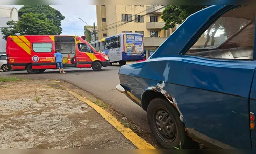 Acidente entre Corcel e moto deixa jovem ferido em Apucarana