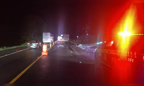 Acidente entre caminhões mata motorista na BR-153 no Paraná